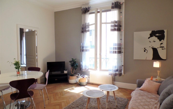 Appartement P2   LYON  45 m2 1 300 € 